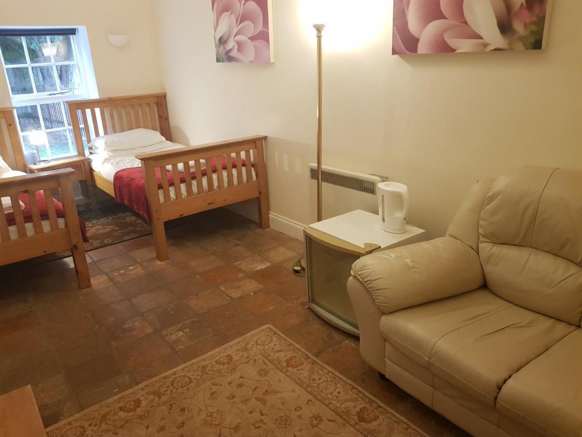 Stable Court Hotell Holt  Rum bild